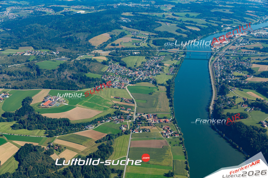 Die Luftaufnahme Schalding links der Donau - Passau wurde 2021 mittels Flugzeug (keine Drohne) erstellt. Hohe Auflösung -für große Poster und Wandbilder geeignet!