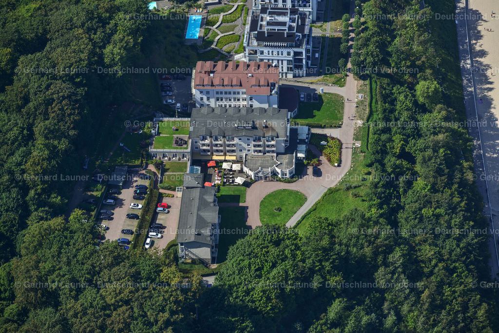 3637808 | SELLIN 25.08.2016 Gebäudekomplexe der Hotelanlagen " Hotel Seeschloss Seelin " und " Hotel Bernstein " an der Bergstraße in Sellin an der Ostseeküste im Bundesland Mecklenburg-Vorpommern, Deutschland. Weiterführende Informationen bei: Hotel Bernstein GmbH &amp; Co.KG,  Hotel Seeschloss Sellin,  Rügen Domizile, Thomas Dorissen, Kai Ohl GbR. // Complexes of the hotel buildings " Hotel Seeschloss Seelin " and " Hotel Bernstein " in Sellin at the baltic coast in the state Mecklenburg - Western Pomerania, Germany. Further information at: Hotel Bernstein GmbH &amp; Co.KG,  Hotel Seeschloss Sellin,  Ruegen Domizile, Thomas Dorissen, Kai Ohl GbR. Foto: Gerhard Launer