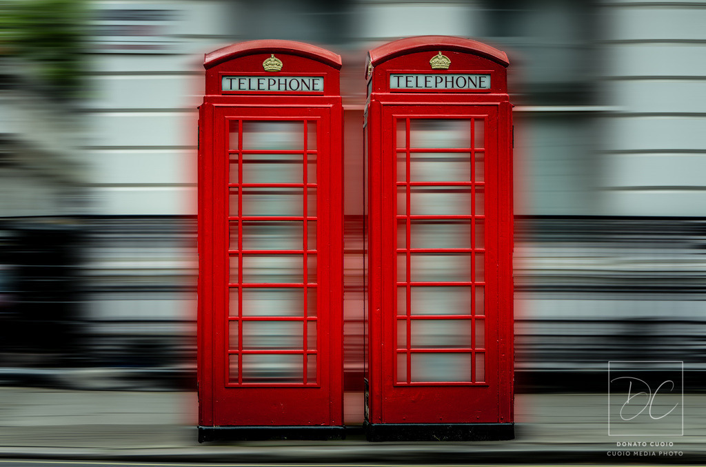 London Calling | Bringe das pulsierende Leben Londons in deine vier Wände mit diesem beeindruckenden Fine Art Print. Die leuchtend roten Telefonzellen, kombiniert mit der dynamischen Bewegungsunschärfe, fangen Londons traditionelle Telefonzellen auf einzigartige Weise ein.Dieses Kunstwerk eignet sich perfekt für Liebhaber urbaner Szenen und bringt das lebhafte Flair Londons direkt in dein Zuhause oder Büro. - Realisiert mit Pictrs.com