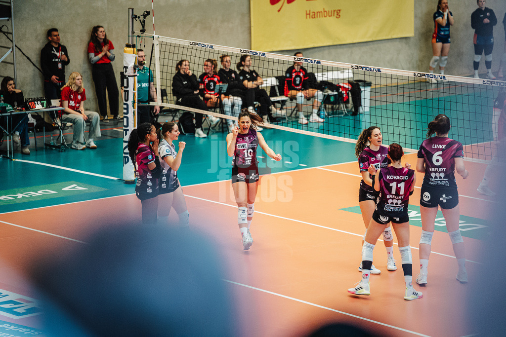 Volleyball | Frauen | Saison 2025/2026 | Volleyball Bundesliga | ETV Hamburger Volksbank Volleys vs. Schwarz-Weiß Erfurt | 15.02.2026 | Erfurt jubelt, in der Mitte Kinga Szücs (#10, Schwarz-Weiß Erfurt)