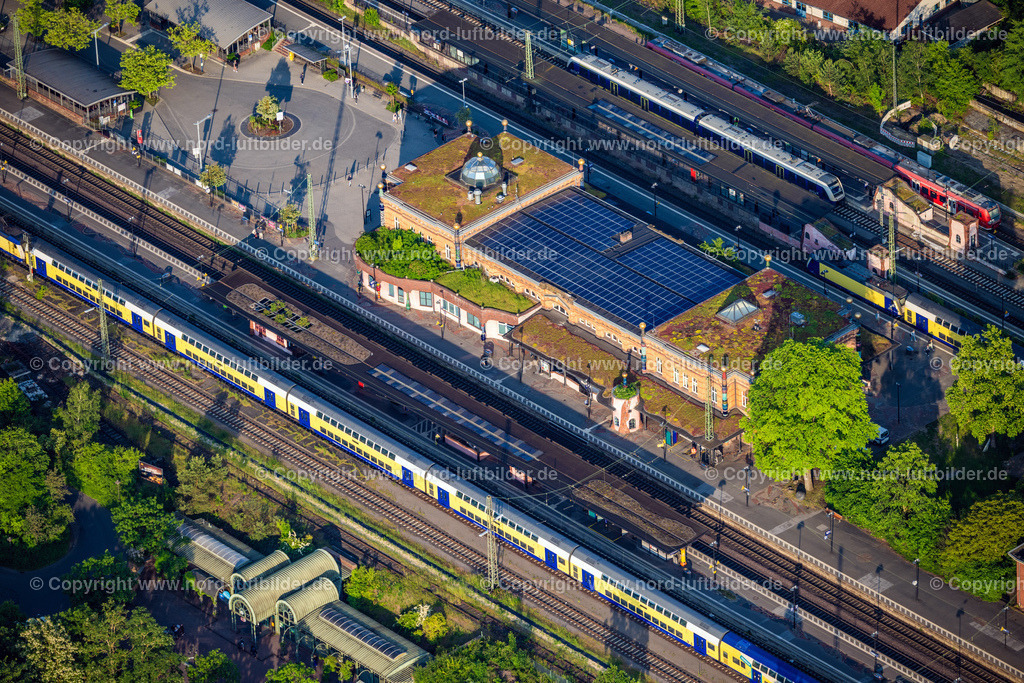 Uelzen_Bahnhof_Hundertwasser_ELS_0006050623 | UELZEN 05.06.2023 Gleisverlauf und Bahnhofsgebäude der Deutschen Bahn am " Hundertwasser-Bahnhof Uelzen " in Uelzen im Bundesland Niedersachsen, Deutschland. Weiterführende Informationen bei: DB Netz AG,  DIE HUNDERTWASSER GEMEINNÜTZIGE PRIVATSTIFTUNG,  Deutsche Bahn AG,  Ingenieurbüro Mencke & Tegtmeyer GmbH. Nur für redaktionelle Nutzung freigegeben ! // Station railway building of the Deutsche Bahn in Uelzen in the state Lower Saxony, Germany. Further information at: DB Netz AG,  DIE HUNDERTWASSER GEMEINNUeTZIGE PRIVATSTIFTUNG,  Deutsche Bahn AG,  Ingenieurbuero Mencke & Tegtmeyer GmbH. Editorial use only ! Foto: Martin Elsen