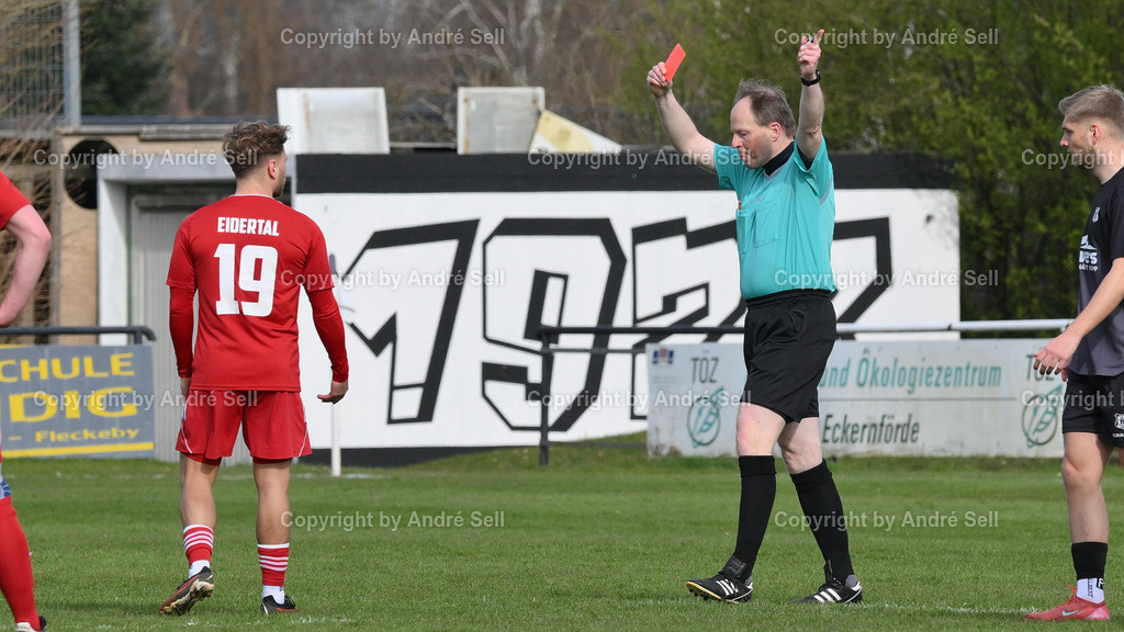 Eckernförder SV (schwarz) vs SpVg Eidertal Molfsee (rot)  | Rote Karte durch Schiedsrichter Jörn Göttsch gegen Luca Aouci (Molfsee #19) wegen einer Tätlichkeit / Fußball-Landesliga Schleswig Männer 2025/2026 / Eckernförder SV (schwarz) vs SpVg Eidertal Molfsee (rot)  / A-Platz / Eckernförde / 12.04.26 - Realisiert mit Pictrs.com