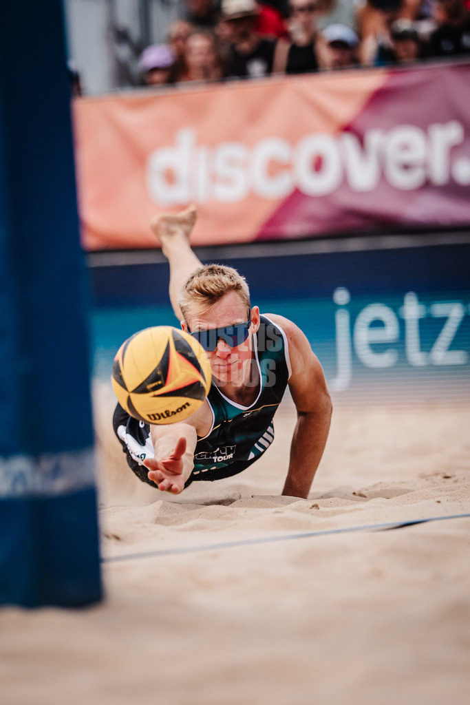 Beachvolleyball | Männer | Allianz German Beach Tour 2025 | Tourstop Berlin | 17.08.2025 | Jonas Reinhardt springt zum Ball