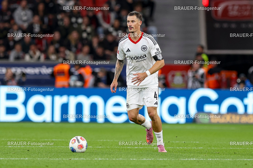 Bayer 04 Leverkusen vs Eintracht Frankfurt - Bundesliga  | Leverkusen, Deutschland, 12.09.25:   Robin Koch (Eintracht Frankfurt) in Aktion am Ball, Einzelaktion waehrend des Spiels der Bundesliga zwischen  Bayer 04 Leverkusen vs Eintracht Frankfurt in der BayArena(Foto von Brauer-Fotoagentur / Adrian Schlueter)