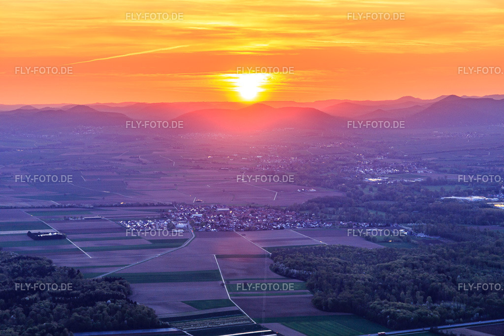 Sonnenuntergang in der Rheinebene | Luftbild: Sonnenuntergang in der Rheinebene in Steinweiler im Bundesland Rheinland-Pfalz in Deutschland. Foto: IMG_106682.jpg vom 17.04.2018 durch Werner Riehm/FLY-FOTO.de - Realisiert mit Pictrs.com