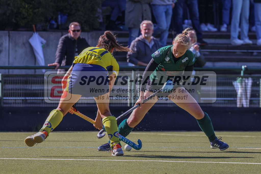 Raffelberg-Braunschweig-53 | Amelie Haferkamp (Club Raffelberg #45) & Maria Julia Lagocki (Eintracht Braunschweig #21), Club Raffelberg - Eintracht Braunschweig am 17.9.2022 in der Hockeyanlage Club Raffelberg, Duisburg