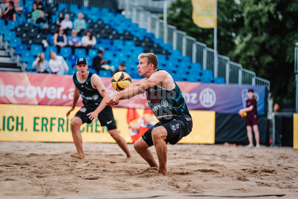 Beachvolleyball | Frauen | Allianz German Beach Tour 2025 | Tourstop Hamburg | 30.05.2025 | Jonas Reinhardt nimmt den Ball an