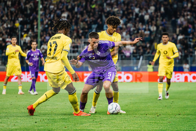 DFB-Pokal: HEBC - Borussia Dortmund, 01.09.2026 | Semir Demirovic (HEBC Hamburg, 5) im Zweikampf mit Mathis Albert (Borussia Dortmund, 41) und Carney Chukwuemeka (Borussia Dortmund, 17); Fußball, DFB-Pokal, 1. Runde: HEBC vs. Borussia Dortmund am 01.09.2026 im Volksparkstadion, HamburgDFB REGULATIONS PROHIBIT ANY USE OF PHOTOGRAPHS AS IMAGE SEQUENCES AND/OR QUASI-VIDEO. - Realisiert mit Pictrs.com