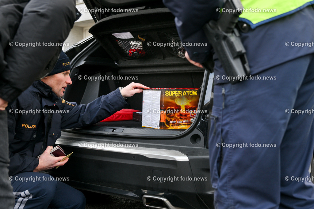 Polizei_ Kontrolle_ Grenze_ 30.12.2023-7 | 30.12.2023, Weigetschlag Grenzuebergang, AUT, Polizei, Grenzkontrolle, im Bild Polizei, Kontrolle, Grenze, Grenzkontrolle, Grenzuebergang, Oesterreich, Tschechien, Fuehrerschein, Zulassungsschein, Reisepass, Ausweis, Papiere, Sprengstoffsuchhund, Feuerwerk, Raketen, Boeller, Kracher, Zoll, Beschlagnahmung, Weigetschlag