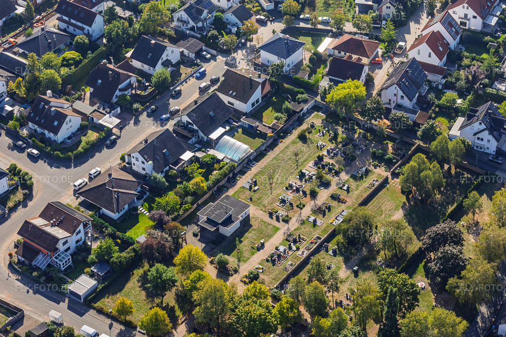 Luftbild: Friedhof Sickenhofen im Ortsteil Sickenhofen in Babenhausen im Bundesland Hessen in Deutschland. – Foto: IMG_159406.jpg vom 22.09.2026 durch Werner Riehm/FLY-FOTO.de – Auflösung des Originals: 5666 x 3778 px