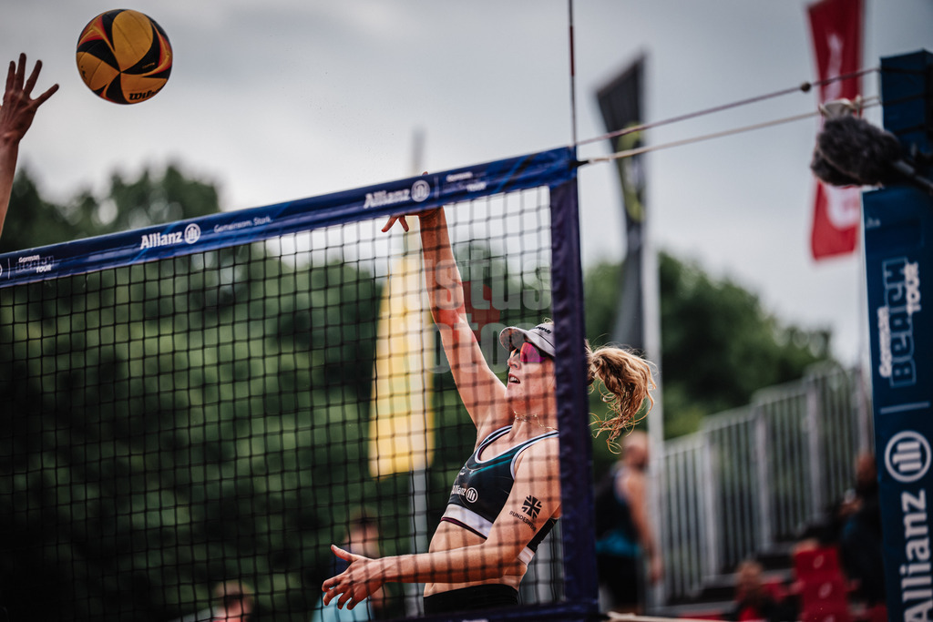 Beachvolleyball | Frauen | Allianz German Beach Tour 2025 | Tourstop München | 04.07.2025 | Marie Schieder beim Angriff