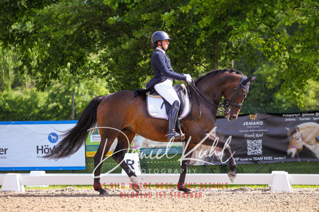 DKP41340 | Deine Turnierfotos vom Reitturnier online kaufen: Dressur, Springen & Siegerehrung. Professionelle Pferdefotografie aus dem Rheinland – als Download & Print.Alternative: Turnierfotograf für den Pferdesport: Finde deine Fotos von Dressur- und Springturnier