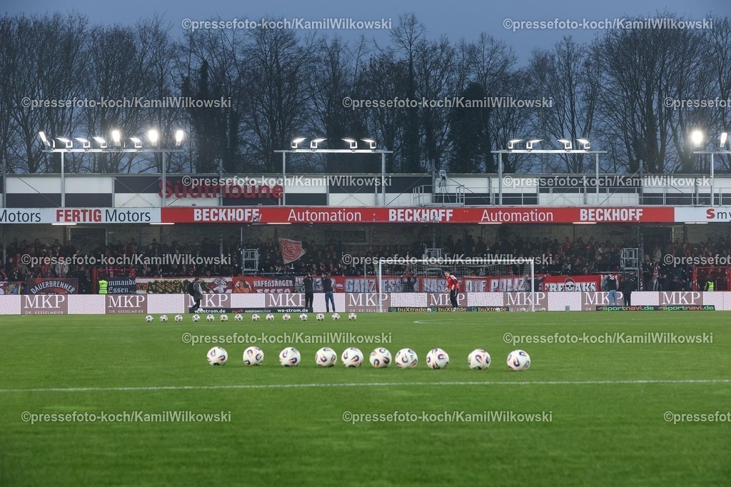 xKWIx13122501009 | 13.12.2025, xKWIx, Fußball, 3. Liga, SC Verl - Rot-Weiss Essen, SPORTCLUB Arena: Gästeblock mit Fans aus Essen Photo: xKamilxWilkowskixPressefotoKochx