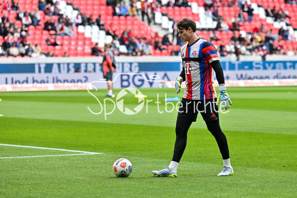 SC Freiburg - FC Bayern München | FREIBURG, GERMANY - 04. APRIL: im Bild Jonas Kurt URBIG (FC Bayern Munich 40) beim warmmachen vor dem Bundesligamatch zwischen dem SC Freiburg und dem FC Bayern München am 28. Spieltag im Europa-Park Stadion / DFL REGULATIONS PROHIBIT ANY USE OF PHOTOGRAPHS AS IMAGE SEQUENCES AND/OR QUASI-VIDEO