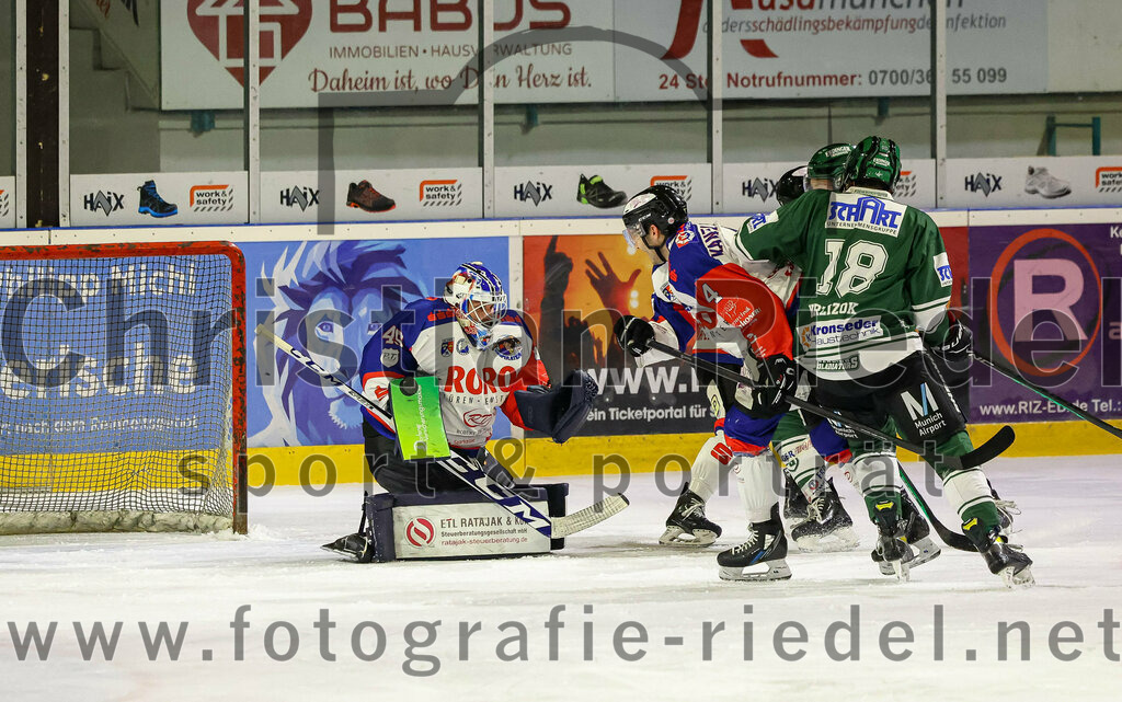 2023-11-03_015_TSV_Erding_gegen_ESC_Dorfen | Erding, Deutschland, 03.11.2023:
Eishockey, Bayernliga Vorrunde 2023 / 2024, 6. Spieltag, TSV Erding gegen ESC Dorfen, Endergebnis: 11:3

Torwart Maximilian Englbrecht (ESC Dorfen, #45), Alexander Kanzelsberger (ESC Dorfen, #4), Daniel Krzizok (Erding Gladiators, #18)

Foto: Christian Riedel / fotografie-riedel.net