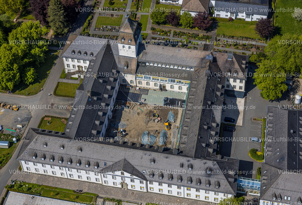 Schmallenberg230506422 | Luftbild, Kloster Grafschaft, Fachkrankenhaus Kloster Grafschaft, Baustelle im Innenhof, Grafschaft, Schmallenberg, Sauerland, Nordrhein-Westfalen, Deutschland