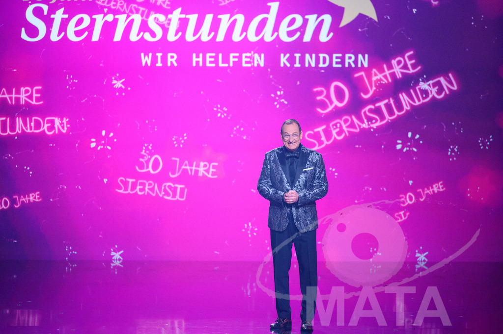 _DWI6134 | Volker Heißmann bei '30 Jahre Sternstunden-Gala 2023' in der Frankenhalle. Nürnberg, 15.12.2023 - Realisiert mit Pictrs.com