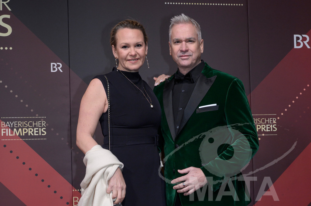 _DWI4685-2 | Lara von Stumberg und Manu Lubowski bei der Verleihung des 47. Bayerischen Filmpreises 2026  im Prinzregententheater. München, Deutschland. Der Bayerische Filmpreis wird seit 1979 von der Bayerischen Staatsregierung verliehen, um die Bedeutung des Kinofilms als Kulturgut herauszustellen - Realisiert mit Pictrs.com