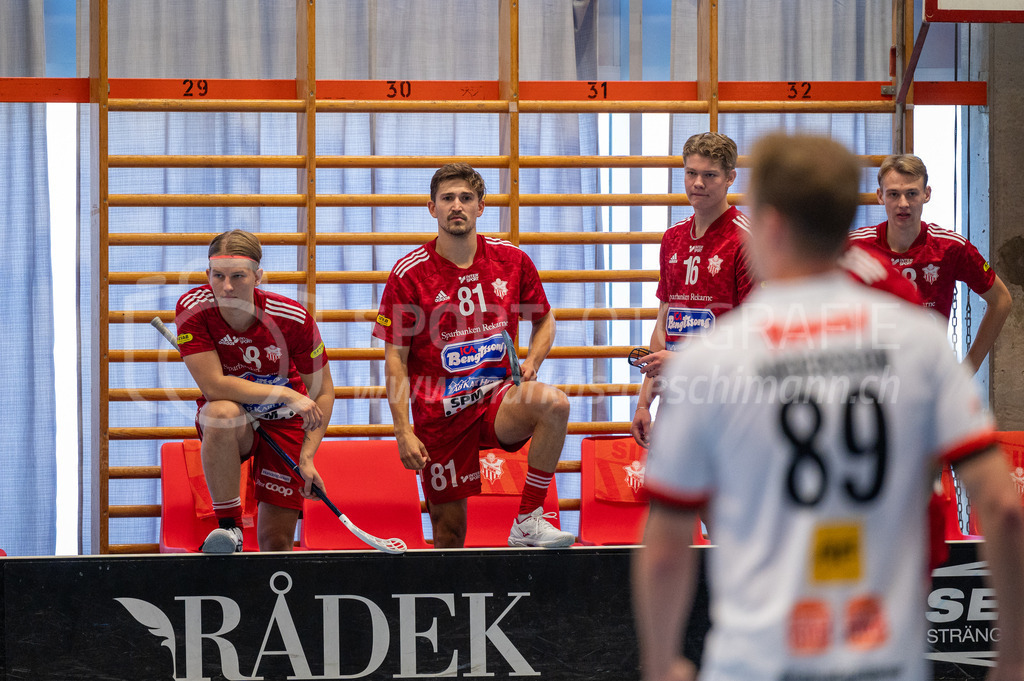 Strängnäs IBK vs Höllvikens IBF - 30. September 2023 | Strängnäs IBK vs Höllvikens IBF
Thomas Arena, Strängnäs
Casper Nilsson (#88 Strängnäs IBK), Tim Aeschmann (#81 Strängnäs IBK) und Gustav Hall (#16 Strängnäs IBK).
Bild: Sportfotografie Markus Aeschimann | www.markus-aeschimann.ch - Realisiert mit Pictrs.com
