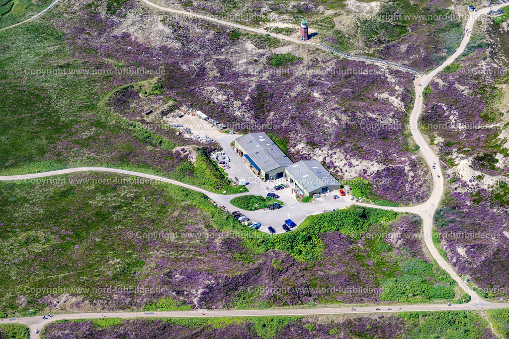 Sylt_Kampen_Bauhof_Gemeinde_ELS_4207130825 | KAMPEN (SYLT) 13.08.2025 Bauhof Lagerhallen Materiallager, Fahrzeuggarage- Gebäude in den Dünen in Kampen (Sylt) im Bundesland Schleswig-Holstein, Deutschland. Weiterführende Informationen bei: Sylt Marketing GmbH,  Sylter Verkehrsgesellschaft. // Construction yard warehouses, material storage, vehicle garage building in the dunes in Kampen (Sylt) in the federal state of Schleswig-Holstein, Germany. Further information at: Sylt Marketing GmbH,  Sylter Verkehrsgesellschaft. Foto: Martin Elsen