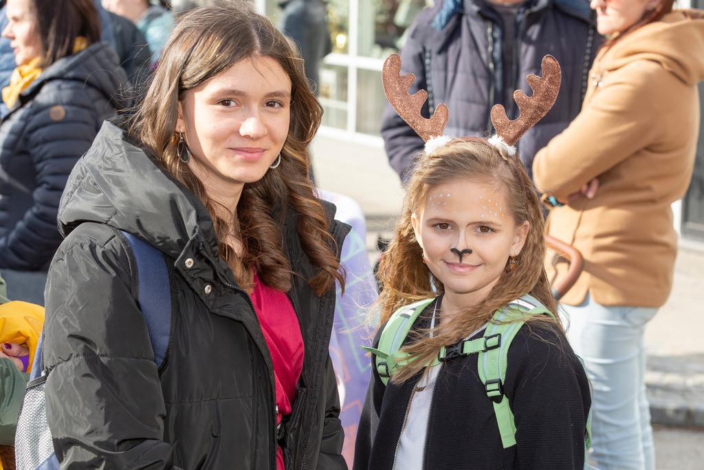 Umzug2025-039_9708 | Fotostrecke: FASCHINGSUMZUG 2025 in Loosdorf. 22 Masken(gruppen)-Teilnehmer: Loosdorfer Vereine, Wirtschaftstreibende, Gemeindeabordnungen sowie Kreditinstitute. rund 700 Besucher entlang der Hauptstrasse. Veranstaltungs-Sicherung durch Mannschaft der FF-Loosdorf mit schwerem Gerät. Maskenprämierung am EKZ-Platz durch Bgm. Thomas Vasku in den Kategorien: Bester Festwagen (Fa. gkonzept-Groissenberger; Beste Personengruppe-ASK-Loosdorf; Beste Einzelperson; Weiteste Anreise-FF Schollach;