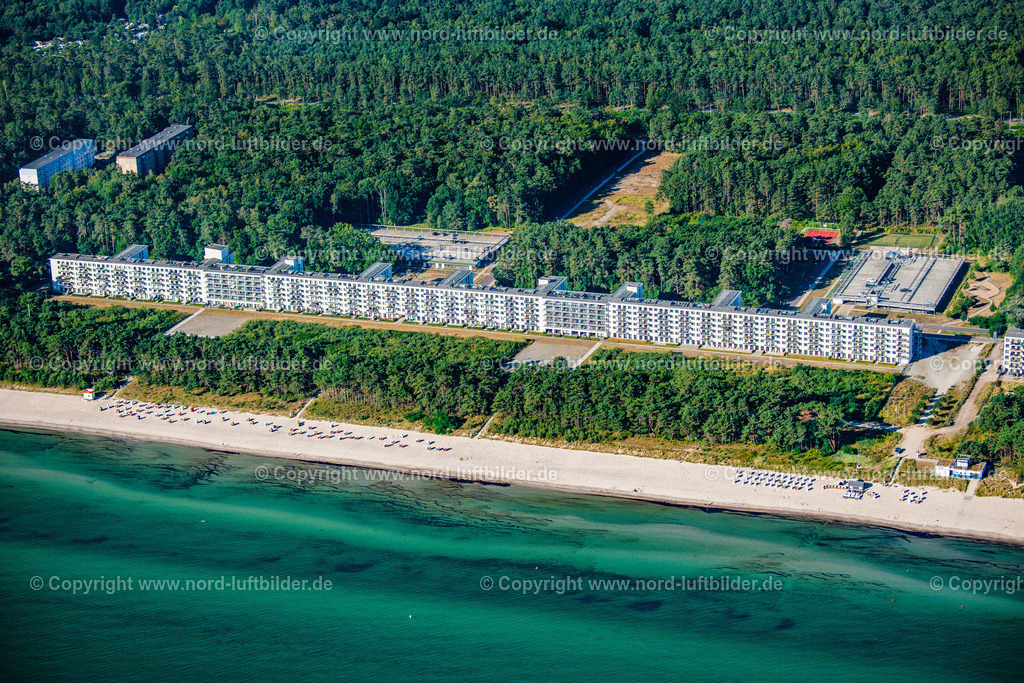 Binz_Prora_ELS_4609100822 | PRORA 10.08.2022 Gebäudekomplex der ehemaligen KdF Anlage " Koloss von Prora " im Ortsteil Prora in Binz im Bundesland Mecklenburg-Vorpommern. Das ehemalige KdF Bad Prora und die ehemaligen NVA - Kasernenanlagen werden zu einer attraktiven Eigentumswohnanlage mit Ferienwohnungen am Strand der Ostsee umgebaut, modernisiert und saniert. // Building complex of the former military barracks " Koloss von Prora " in Prora in the state Mecklenburg - Western Pomerania. Foto: Martin Elsen