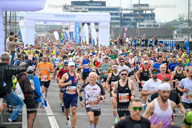 AUT, Leichthatletik, 23. Oberbank Linz Donau Marathon 2024 | 13.04.2025, LINZ, AUT, Leichtathletik, 23. Oberbank Linz Donau Marathon 2025, im Bild Start Marathon, Teilnehmer, Lauefer