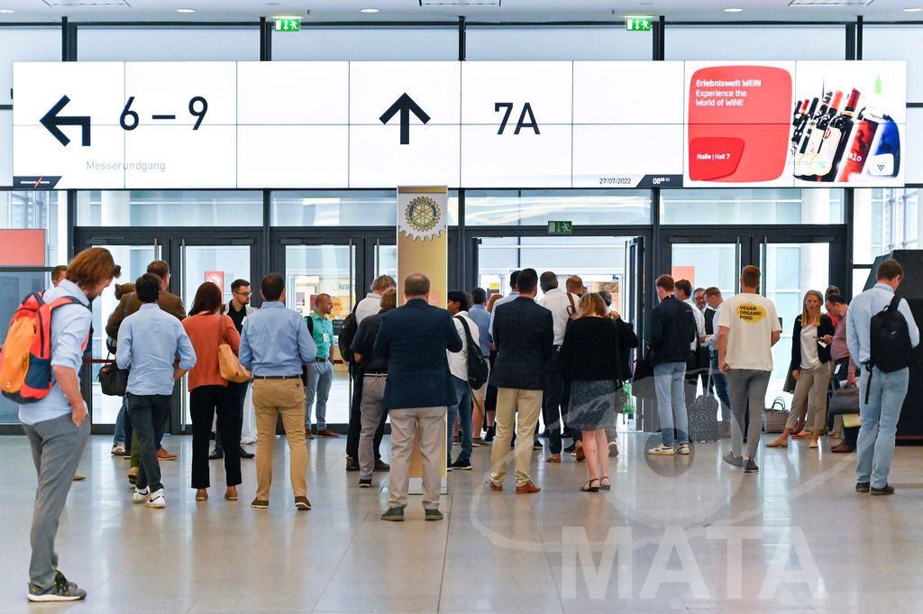 _DW03220 | Das Herz der internationalen Bio-Branche schlug vom 26.–29.07.2022 für vier Tage in Nürnberg. Die BIOFACH, Weltleitmesse für Bio-Lebensmittel, und die VIVANESS, Internationale Fachmesse für Naturkosmetik, meldet sich mit der einmaligen „Summer Edition“ zurück. Groß war die Wiedersehensfreude der über 24.000 Fachbesucher aus 137 Ländern. Im Fokus: Der persönliche Austausch, Networking und vertiefte Gespräche zu den Themen der Zeit. Aber auch: Neuheiten und Trends entdecken und eintauchen mit allen Sinnen in die Produktvielfalt der 2.276 Aussteller aus 94 Ländern. Nürnberg, 29.07.2022 - Realisiert mit Pictrs.com