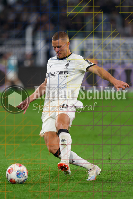 Borussia Mönchengladbach vs Eintracht Frankfurt - Bundesliga  | Mönchengladbach, Deutschland, 27.09.25:   Nico Elvedi (Borussia Mönchengladbach) in Aktion am Ball, Einzelaktion waehrend des Spiels der Bundesliga zwischen Borussia Mönchengladbach vs Eintracht Frankfurt im Stadion im Borussia Park(Foto von Brauer-Fotoagentur / Adrian Schlueter)