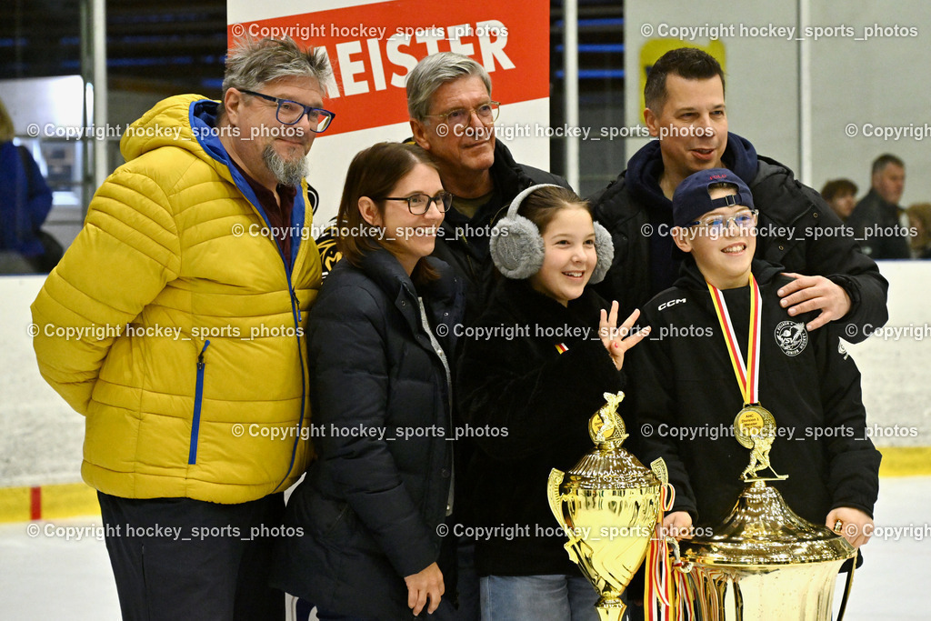 ESC Sparkasse Steindorf Meister 2025/26 | Headcoach ESC Steindorf Mayer Michael mit Familie, ESC Sparkasse Steindorf Meister 2025/26, ESC Sparkasse Steindorf Meister 2025/26 am 08.03.2026 in Althofen (Stadthalle Althofen), Austria, (Photo by Bernd Stefan)