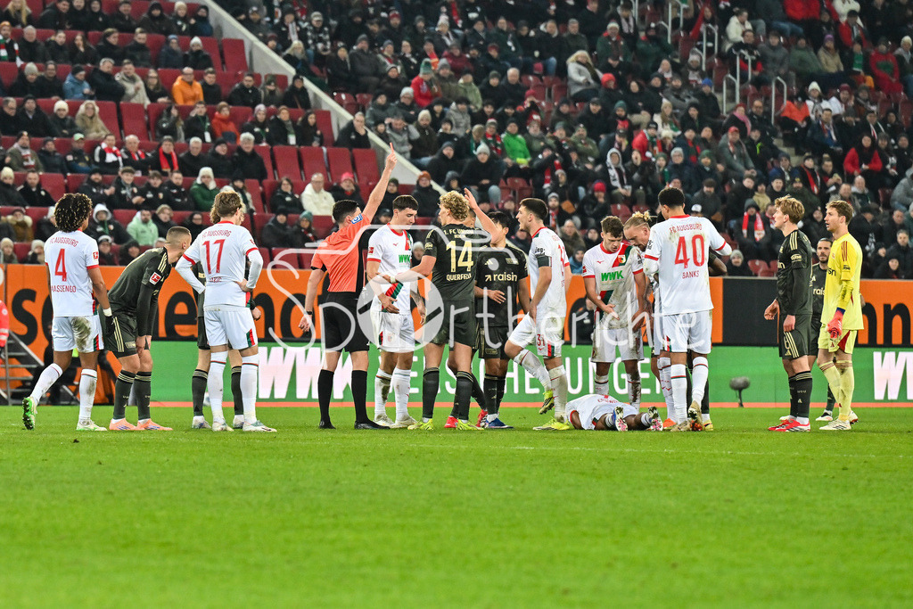 FC Augsburg - 1. FC Union Berlin | AUGSBURG, GERMANY - 15. JANUARY: Referee Florian BADSTÜBNER zeigt Derrick KÖHN (Union Berlin 39) hier die rote Karte während dem Bundesligamatch zwischen dem FC Augsburg und dem 1. FC Union Berlin am 17. Spieltag in der WWK-Arena / DFL REGULATIONS PROHIBIT ANY USE OF PHOTOGRAPHS AS IMAGE SEQUENCES AND/OR QUASI-VIDEO