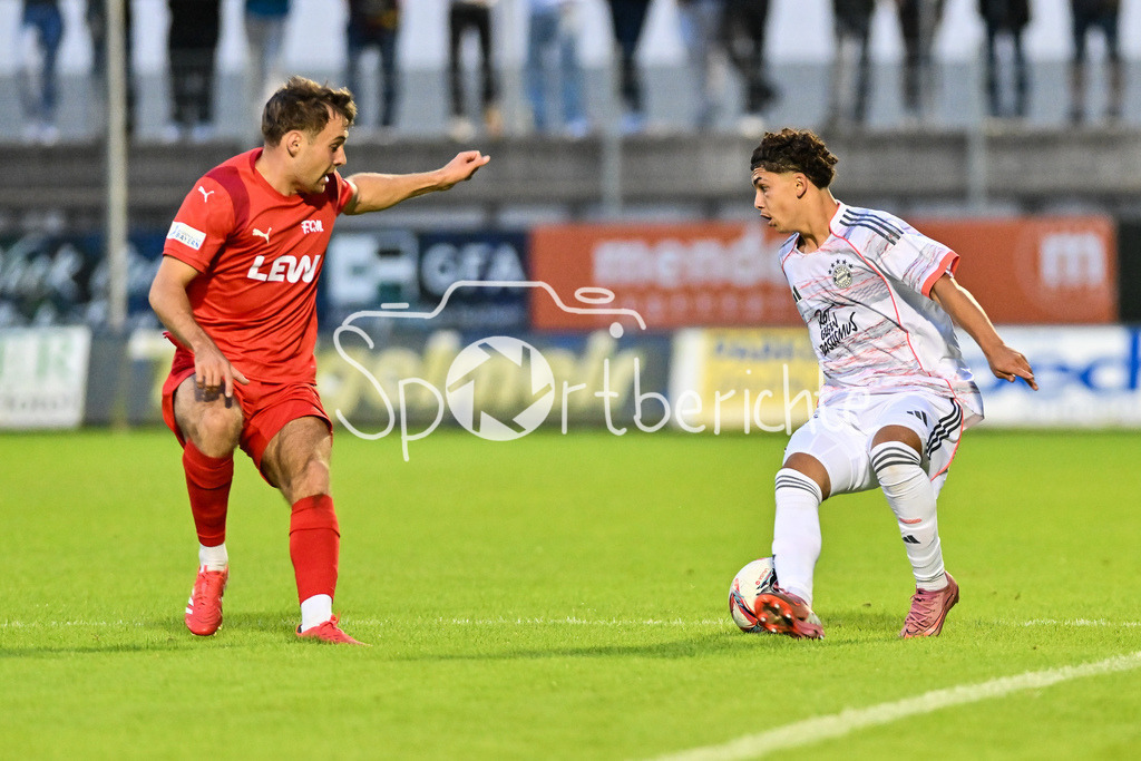 FC Memmingen - FC Bayern Amateure | im Duell Maximilian DOLINSKI (FC Memmingen 13) und Jussef NASRAWE (FC Bayern Muenchen II 3) / Zweikampf / Regionalliga Bayern: FC Memmingen - FC Bayern München II; Arena Memmigen am 29.08.2025