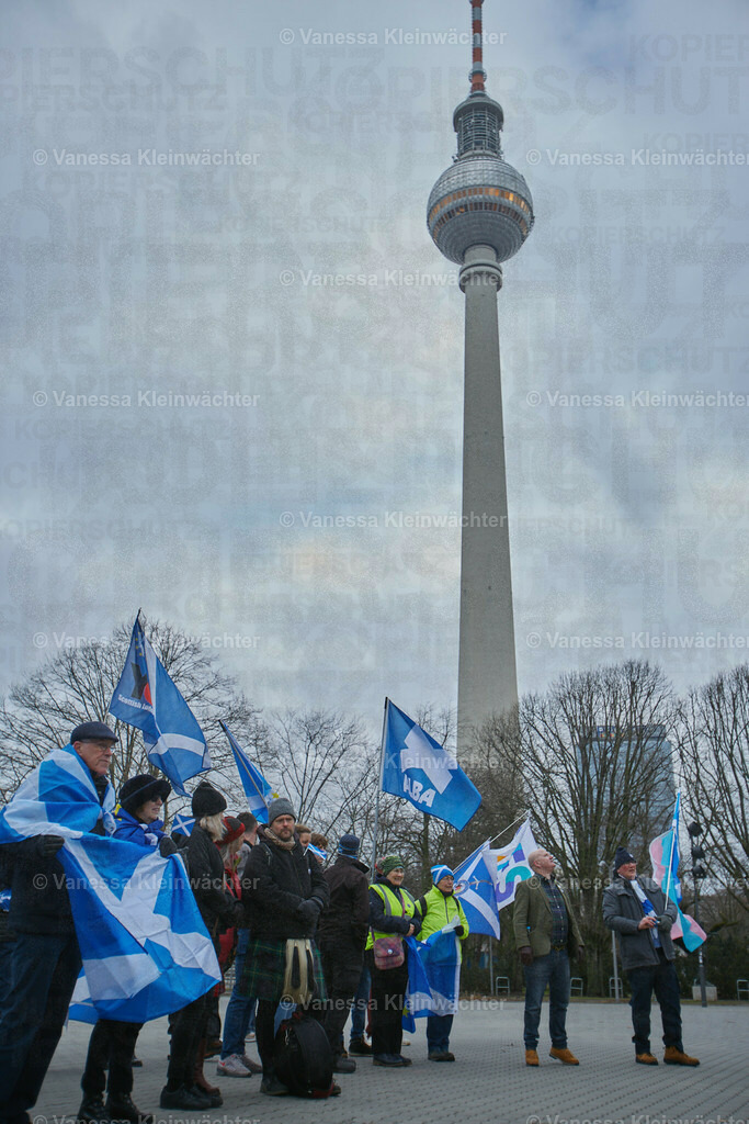#IndyBerlin23 - Demonstration für schottische Unabhängigkeit | Rund 60 Personen ziehen am 11.03.2023 mit einer Demonstration vom Brandenburger Tor an der Britischen Botschaft vorbei zum Roten Rathaus, um die Unabhängigkeit Schottlands zu fordern.

On March 11, 2023, approx. 60 people rally in support of the Scottish independence, marching from Brandenburg Gate via the British Embassy to the Red Town Hall.  - Realisiert mit Pictrs.com