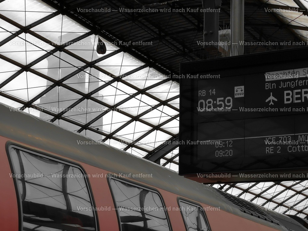 Regionalzug in Spandau | online Fotogalerie mit schwarz-weiß Fotografien und Shop für zeitlose  Poster und Leinwände in stilvollem schwarz weiß  - Realisiert mit Pictrs.com