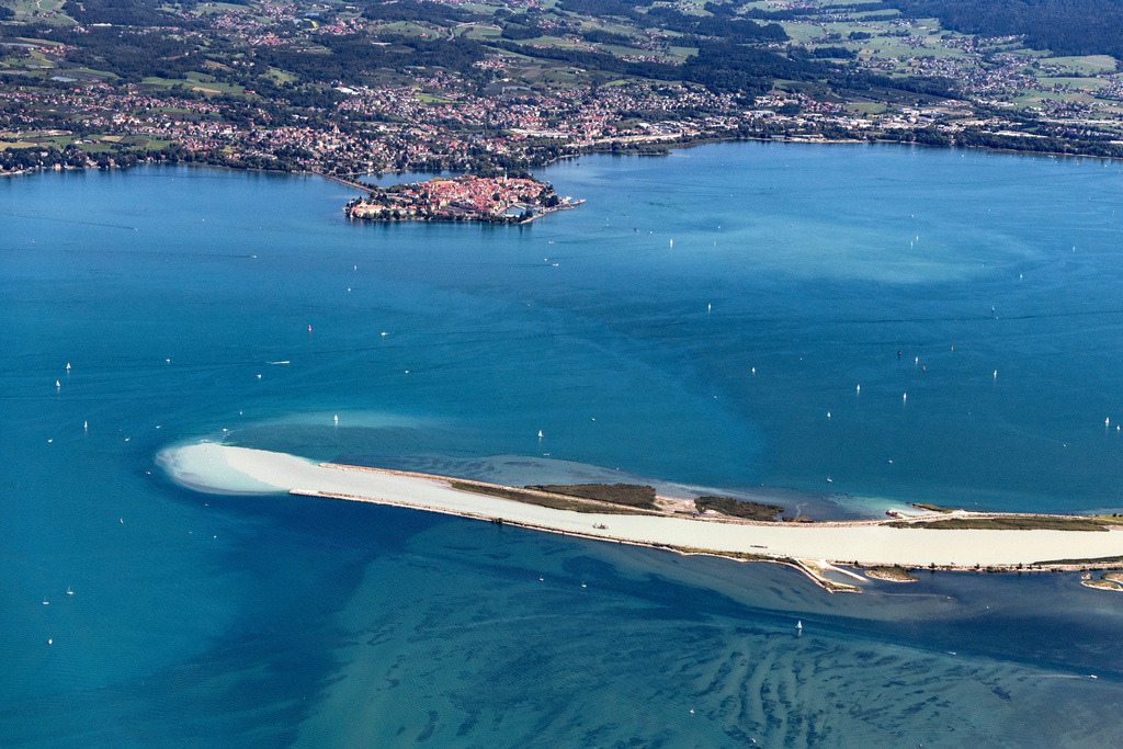 dr__0059181.jpg | HARD 20.08.2020 Einlaufkanal zur Fluss- Mündung vom Rhein in den Bodensee bei Fussach und Hard in Vorarlberg, Österreich. // Canal of the river mouth at Rhine river into Lake Constance at Fussach and Hard in Vorarlberg, Austria. Foto: Daniel Reiter