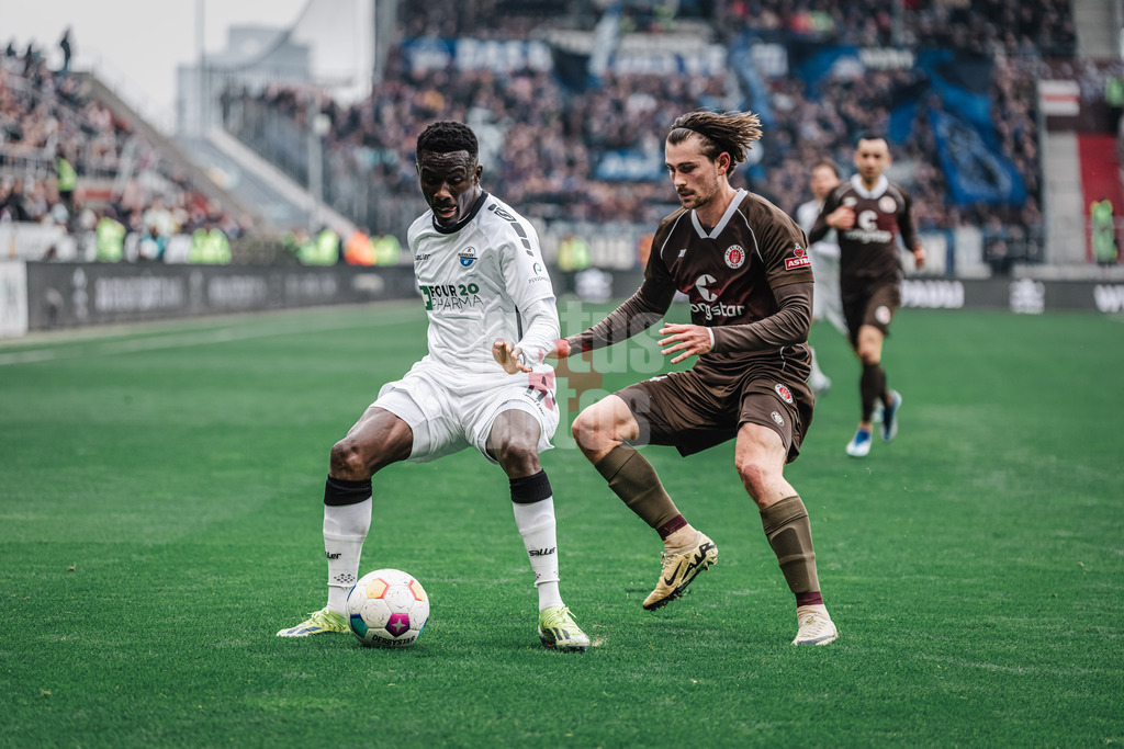 Fußball | Männer | Saison 2023/2024 | 2. Fußball-Bundesliga | 27. Spieltag | FC St. Pauli vs. SC Paderborn 07 | 31.03.2024 | Sirlord Conteh (#11, SC Paderborn 07) gegen Connor Metcalfe (#24, FC St. Pauli)