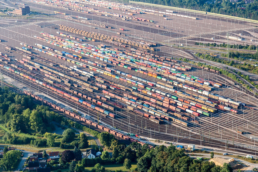 Luftbild: Schienen- und Gleisstrecken auf den Abstellgleisen und Rangierstrecken des Rangierbahnhofes und Güterbahnhofes Maschen der Deutschen Bahn im Ortsteil Maschen in Seevetal im Bundesland Niedersachsen in Deutschland. Foto: IMG_110289.jpg vom 18.08.2018 durch Werner Riehm/FLY-FOTO.de