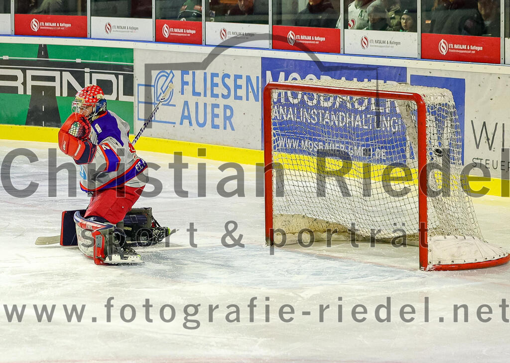 2025-11-30_115_TSV_Erding_gegen_EC_Peiting | Erding, Deutschland, 30.11.2025:Eishockey, Oberliga Süd 2025 / 2026, 22. Spieltag, TSV Erding gegen EC Peiting, Endergebnis: 5:1Thomas Matheson (Erding Gladiators, #37) erziehlt das 1:0 für ErdingTorwart Andreas Magg (EC Peiting, #32)Foto: Christian Riedel / fotografie-riedel.net