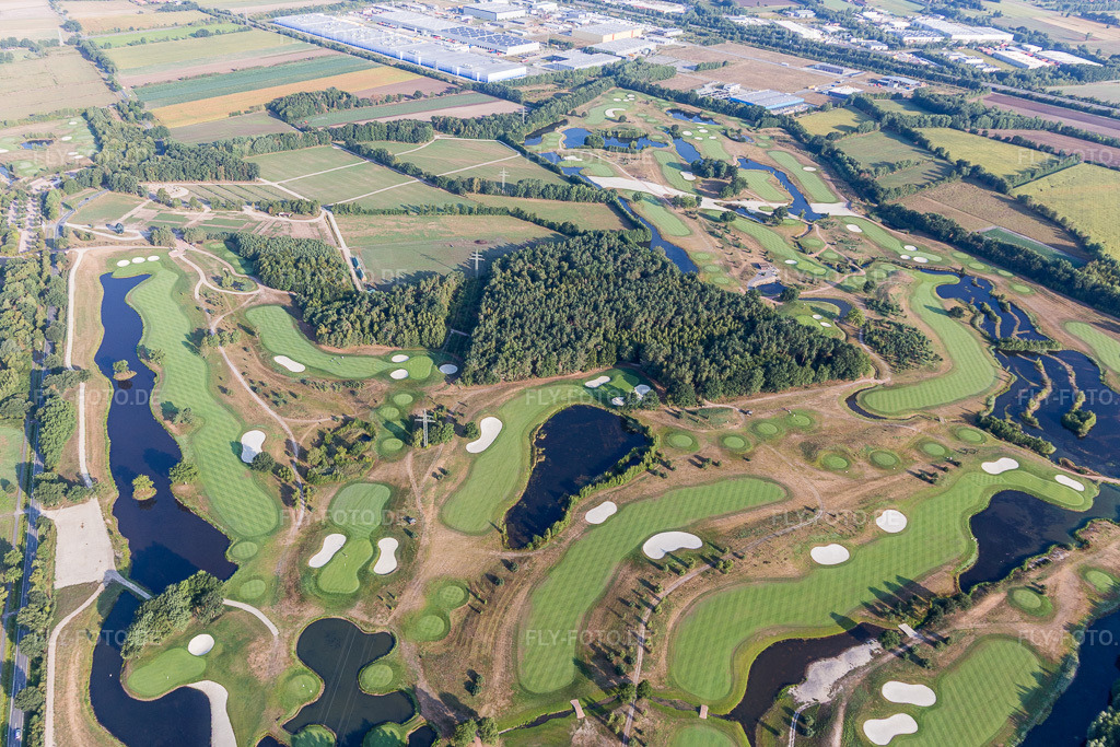 Luftbild: Gelände des Golfplatz Green Eagle Golf Courses (Luhe) im Ortsteil Luhdorf in Winsen im Bundesland Niedersachsen in Deutschland. Foto: IMG_110354.jpg vom 18.08.2018 durch Werner Riehm/FLY-FOTO.de