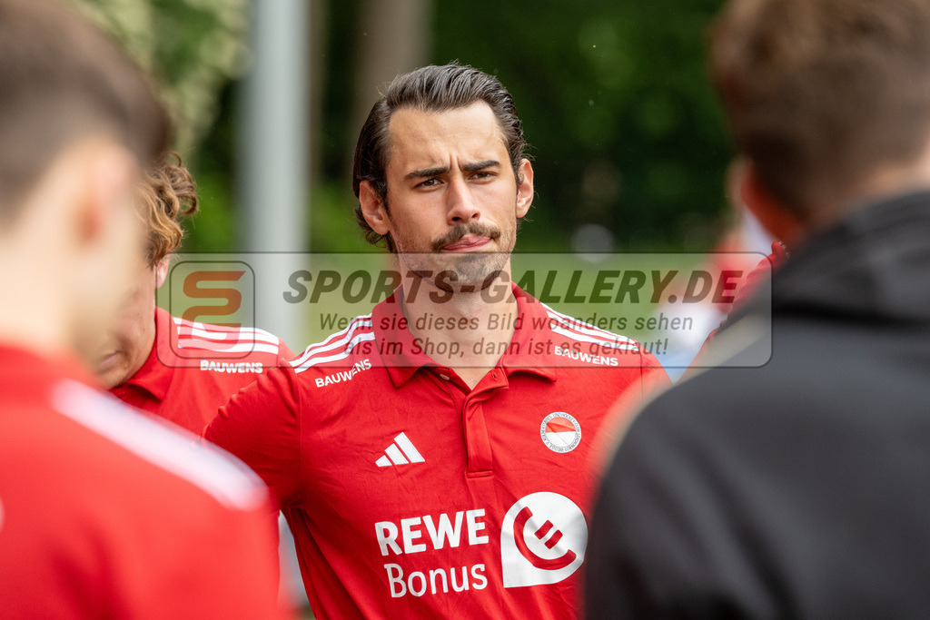 SFE_20250524_0054 | Köln, Deutschland, 24.05.2025:  Hockey 1. Bundesliga Herren Rot-Weiss Köln - Mannheimer THC im KTHC Stadion Rot-Weiss Köln Tennis and Hockey Club am 24.05.2025 in Köln, Deutschland. (Foto von Stephan Fehrmann)Köln, Germany, 24.05.2025: Hockey 1. Bundesliga Herren Rot-Weiss Köln - Mannheimer THC in KTHC Stadion Rot-Weiss Köln Tennis and Hockey Club at 24.05.2025 in Köln, Deutschland. (Foto from Stephan Fehrmann)