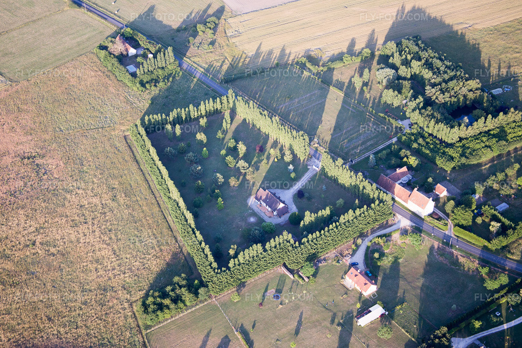 Aerial view: View of the town in Cormeray in the state Loir et Cher, France. – Photo: IMG_081280.jpg taken on 06/19/2015 by Werner Riehm/FLY-FOTO.com – Resolution of the original: 5289 x 3526 px