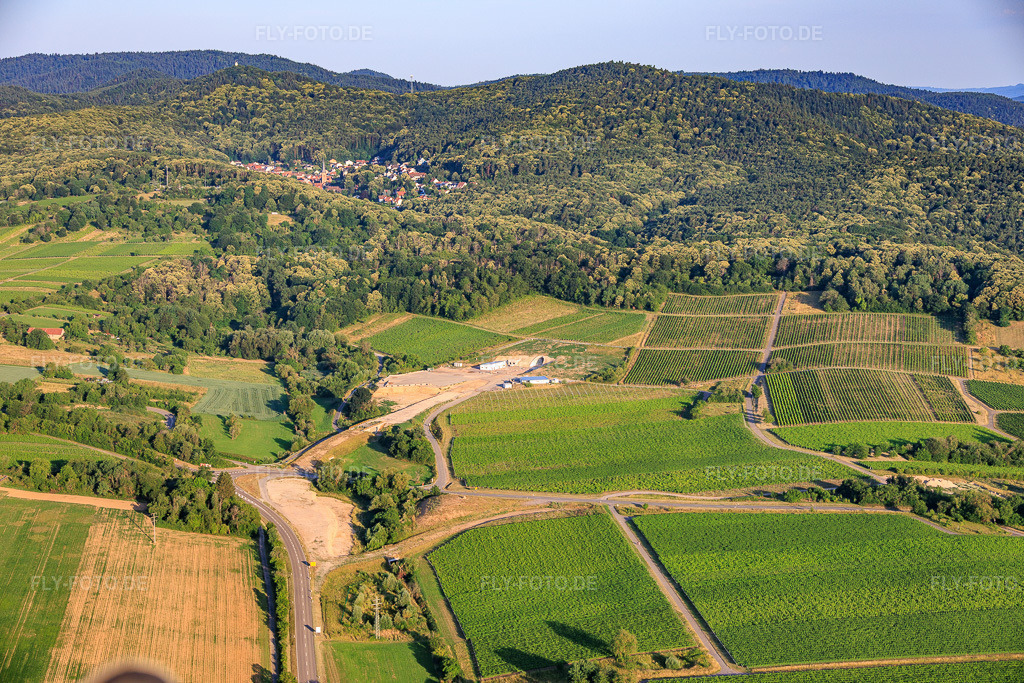 Luftbild: Baustelle des Tunnelportals Ost für den Astrid-Tunnel zur Unterquerung und Ortsumgehung von Bad Bergzabern zwischen B38 (Weinstraße) und B427 (Kurtalstraße) in Dörrenbach im Bundesland Rheinland-Pfalz in Deutschland. – Foto: IMG_157798.jpg vom 19.06.2026 durch Werner Riehm/FLY-FOTO.de – Auflösung des Originals: 6000 x 4000 px – Bemo: - BEMO Tunnelling GmbH – Landesbetrieb Mobilität Rheinland-Pfalz – Stadt Bad Bergzabern – Herrenknecht AG - Pioneering Underground Together