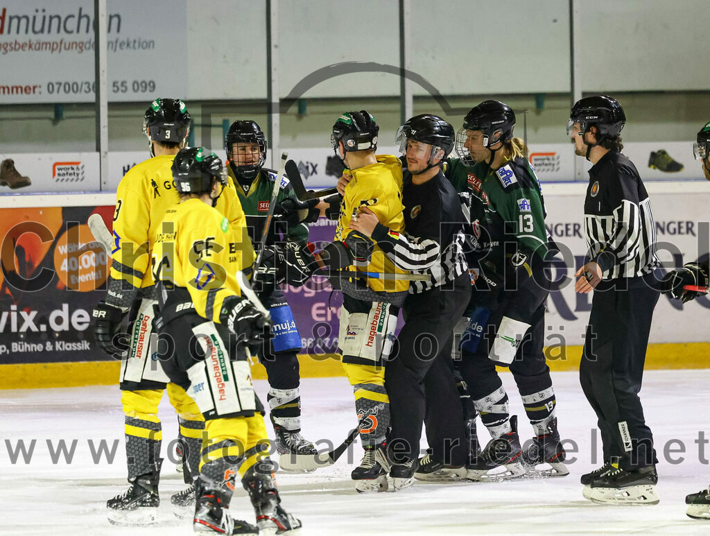 2023-02-10_101_TSV_Erding_gegen_ERSC_Amberg | Erding, Deutschland, 10.02.2023:
Eishockey, Bayernliga Meisterrunde Gruppe B 2022 / 2023, 3. Spieltag, TSV Erding gegen ERSC Amberg, Endergebnis: 6:3

Erik Modlmayr (Erding Gladiators, #21), Michael Franz (Erding Gladiators, #13)

Foto: Christian Riedel / fotografie-riedel.net