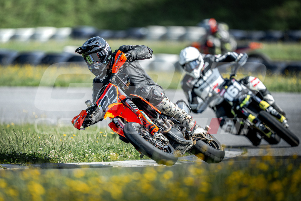 G-Cup + Supermoto Staatsmeisterschaft + Hungarian Supermoto Championship | GRIPcapture steht für authentische Sportfotografie in Österreich – für Momente, die mehr sind als Geschwindigkeit oder Ergebnis. Es geht um Emotion, Spannung, Fokus und den Augenblick, der oft nur einen Wimpernschlag dauert.Ob Motorsport, Teamsport oder 