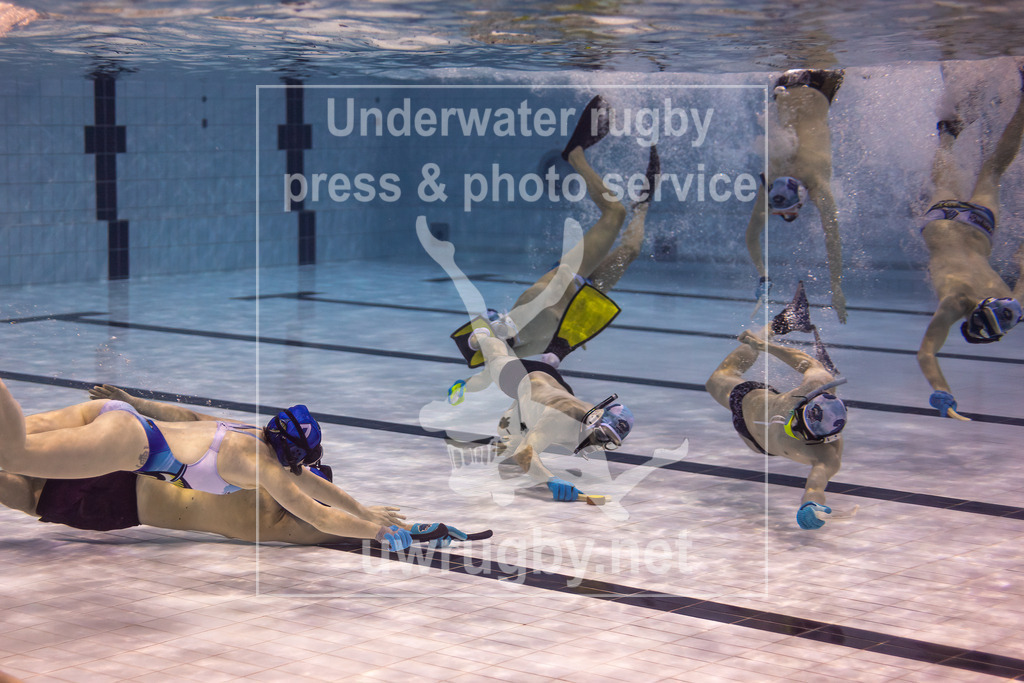 Unterwasser-Hockey: Rückrunde Liga 2023/2024 - Bild 3 | München 2 in blau gegen München 1 in weiß, beide bayerischen Mannschaften gehören zum Unterwasserhockey München e.V. - Realisiert mit Pictrs.com