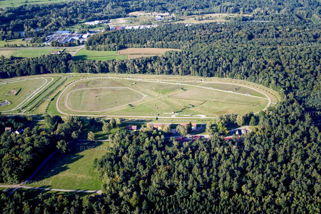 Aerial view: Race track of the Hippodrome de la Hardt trotting track in Alsace in the district Altenstadt in Wissembourg in the state Bas-Rhin, France. – Photo: IMG_8049.jpg taken on 09/13/2007 by Werner Riehm/FLY-FOTO.com – Resolution of the original: 3456 x 2304 px