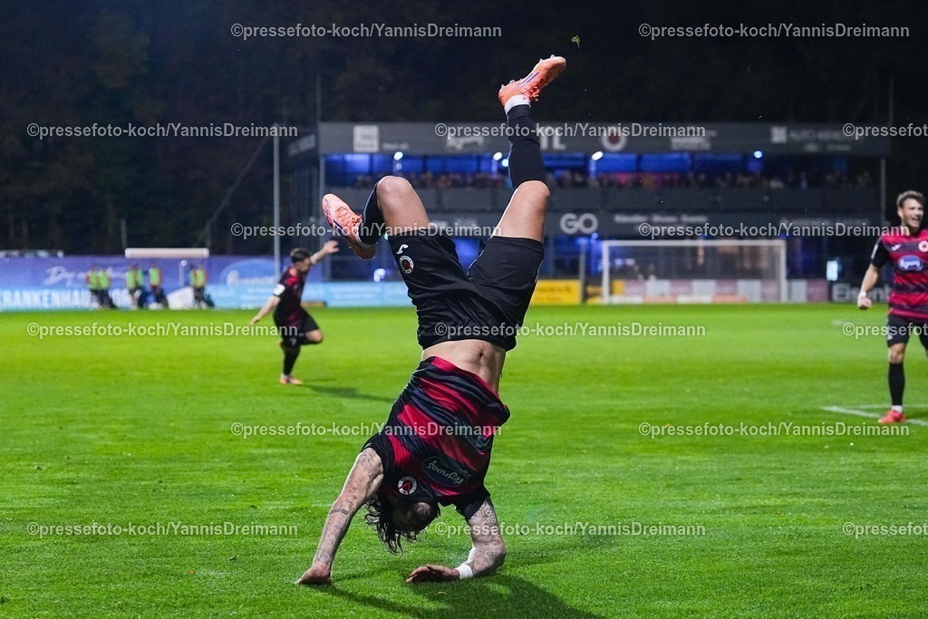 xYDR31102501070 | 31.10.2025, xydrx, Fußball, 3.Liga, FC Viktoria Köln - FC Ingolstadt 04, Saison 2025 2026, Sportpark Höhenberg: Torjubel nach dem Tor zum 3:1 für den FC Viktoria Köln durch Torschütze Lex-Tyger Lobinger (FC Viktoria Köln #9)  DFB regulations prohibit any use of photographs as image sequences and or quasi-video.