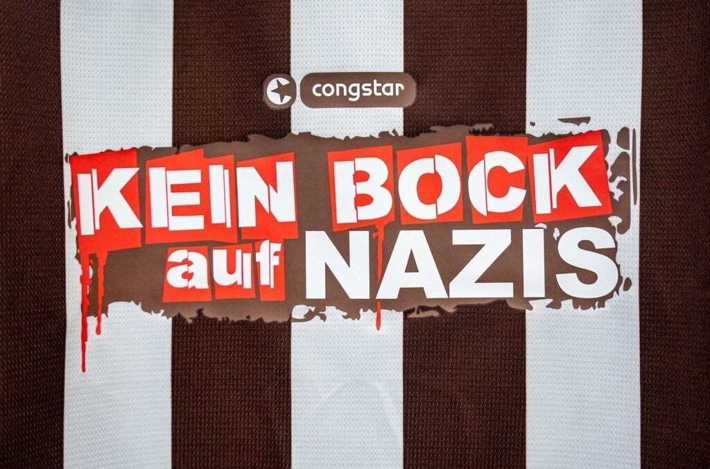 FCP06600 | Der offizielle Shop für FC St. Pauli Fotos. Wähle aus Spielszenen & Fanmomenten dein FCSP Wunschformat. Wir liefern Millerntor-Atmosphäre.