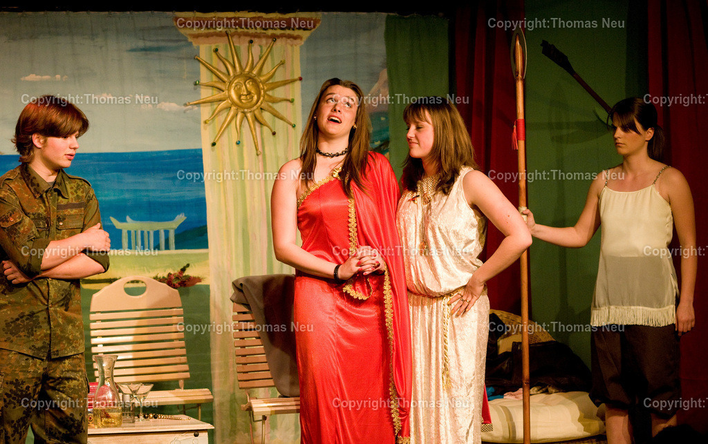 Bensheim_PiPaPo_Goethe Theater spielt _die Hochzeit des Achilles | 0605Theatergruppe des Goethe-Gymnasiums spielt im PiPaPo-Theater "die Hochzeit des Achilles" von Artur Marya Bild: neu