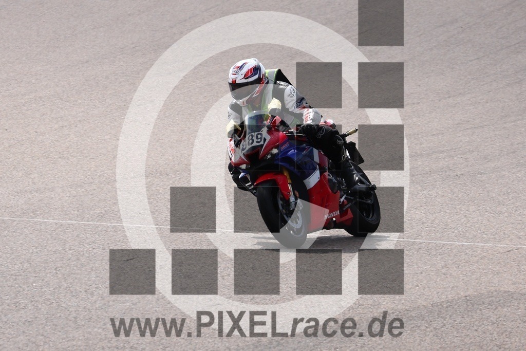 0889-20240819_02627 | Schöne Erinnerungen an spannende Momente - das festzuhalten ist unser Job. PIXELrace.de ist seit 2003 auf den Rennstrecken Europas unterwegs um die Action draußen beim Fahren und die wunderbare Stimmung imm Fahrerlager für euch einzufangen.